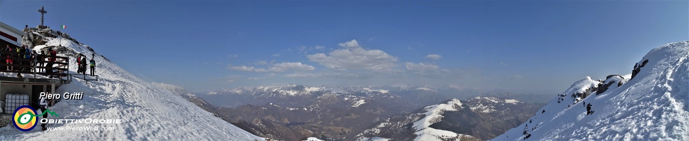 44 Vista panoramica dalla cresta di vetta col Rif. Azzoni verso le Orobie.jpg